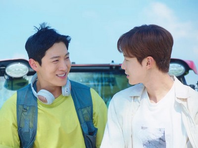 Seon Yul and Ye Chan meet in the countryside.