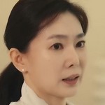 Jeong Yeon's mom is portrayed by a Korean actress.