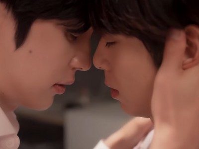 Jeong Yeon and Yu Geon put their faces together.