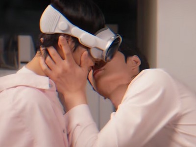 Jeong Yeon and Yu Geon conduct an experiment.