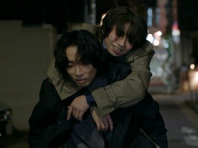 Kuji gives Azuma a piggyback.