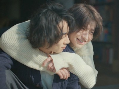 Azuma embraces Kuji in the Life in Smokey Blue opening theme song.