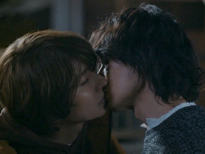 Azuma and Kuji kiss.