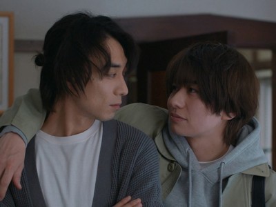 Azuma and Kuji look at each other.