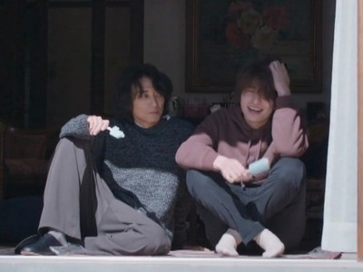 Azuma and Kuji eat popsicles.