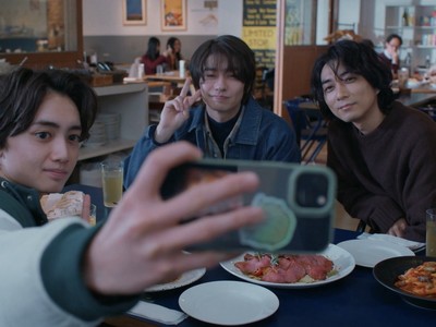 Azuma takes a selfie with his nephew and Kuji.