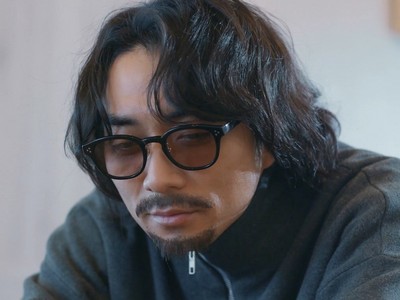Kuji grows a beard.
