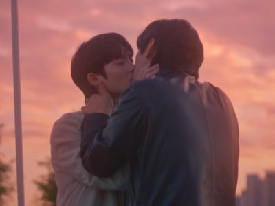 Heesu and Woojin kiss in the apocalypse.