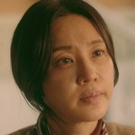 Young's mom is portrayed by Korean actress Oh Hyun Kyung (오현경).