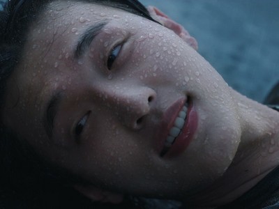 Gyu Ho smiles at Young in the rain.