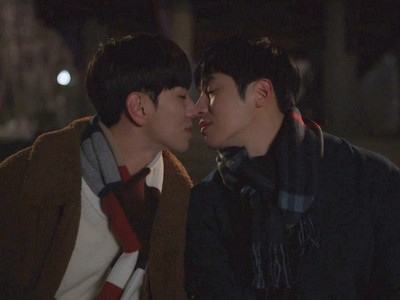 Ko Young and Nam Gyu share a kiss.