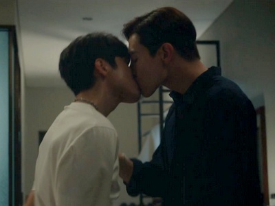 Heung Soo and Su Ho kiss.