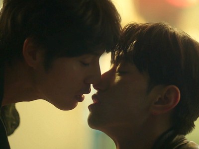 Go Young and Yeong Su have their first kiss.