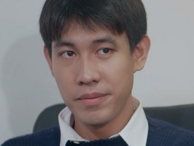 Guy is portrayed by the Thai actor Mo Thapakorn Pimklum (โปร ภูมิภัช ธนโชตินรางกูร).