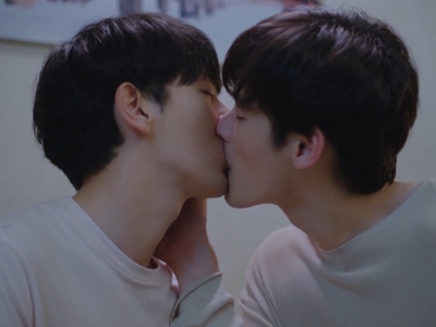 Gene and Nubsib share their first kiss in Episode 2.