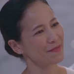 Maki's mom is portrayed by the Thai actress Phiao Duangjai Hiransri (ดวงใจ หิรัญศรี).
