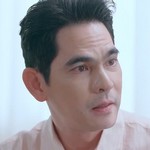 Met's dad is portrayed by Thai actor Big Sarut Vichitrananda (บิ๊ก ศรุต วิจิตรานนท์).