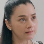 Met's mom is portrayed by Thai actress Pamela Bowden (พาเมล่า เบาว์เด้น).