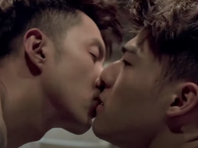 Xiao Chi and Dong share a kiss in Episode 7 of Mermaid Sauna.