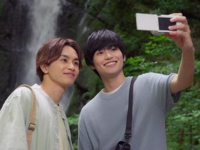 Minato and Shin take a selfie.