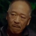 Fei's dad is portrayed by the actor Fu Lei (傅雷).