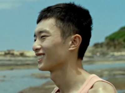 Long is portrayed by the Chinese actor Bai Yufan (ç™½å®‡å¸†).
