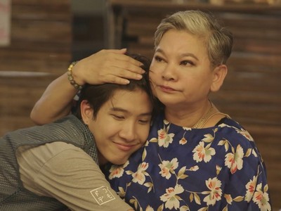 Gaipa hugs his mom before she passes away.