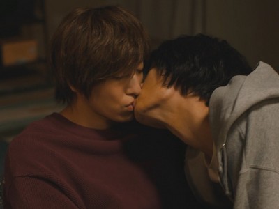 Makki and Asato share their first kiss.