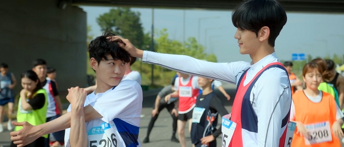 As his pacemaker, Sang Ha is there to help Jin Won succeed in his marathon races.