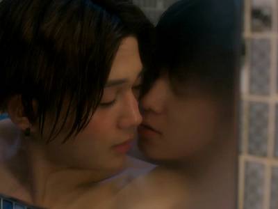 Hira and Kiyoi have a steamy encounter in the bathtub.