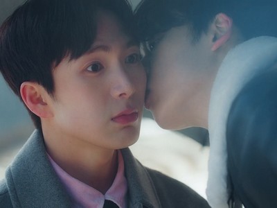 Siyeol kisses Aejoon on the cheek.