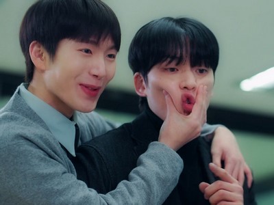 Siyeol and Aejoon work together.