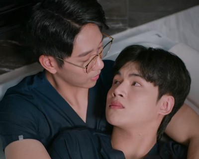 Pete and Win spend an intimate moment in the bathtub.