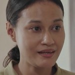 Jingjai's mom is portrayed by a Thai actress.