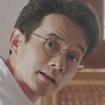 Adult Sak is portrayed by A Narin Puwanacharoen (เอ นรินทร์ ภูวนเจริญ).