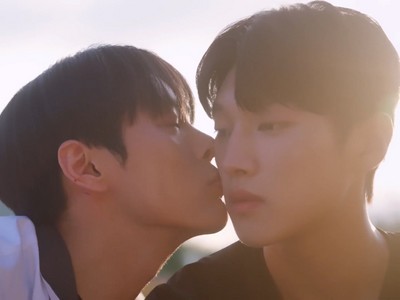 Jaemin gives Woosang a kiss.