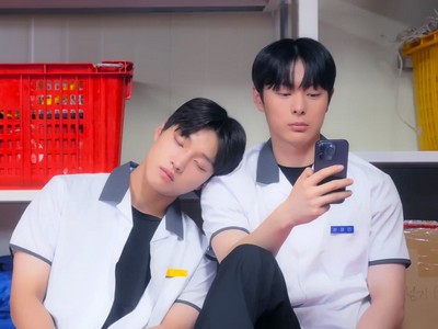 Woosang puts his hepad on Jaemin's shoulder.