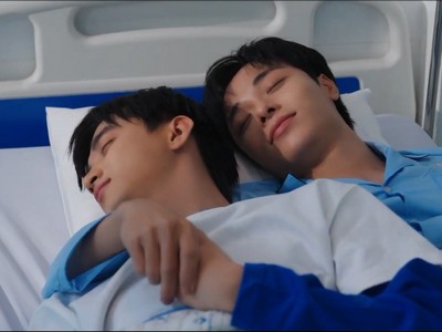 Kien and Ke sleep together in the hospital bed.