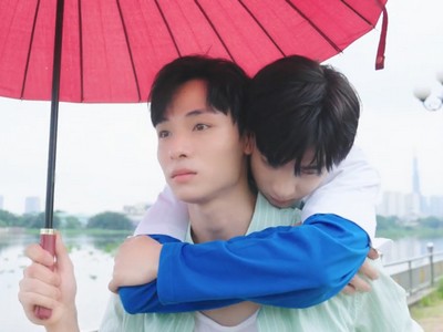 Kien gives Ke a piggyback.
