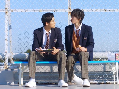 Aoki and Ida have lunch together on the school rooftop.