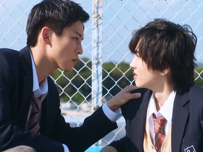 Aoki and Ida meet on the rooftop after the love confession.
