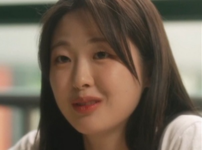 Jina is portrayed by Korean actress Kang Min (강민).