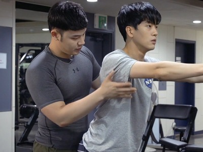 Jin Ho and Seok Hoon do exercises at the gym.