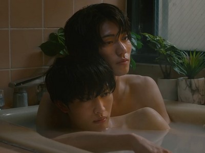 Yoh and Segasaki are in the bathtub.