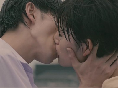 Yoh and Segasaki kiss in the rain.