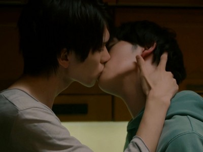 Yoh and Segasaki are kissing.