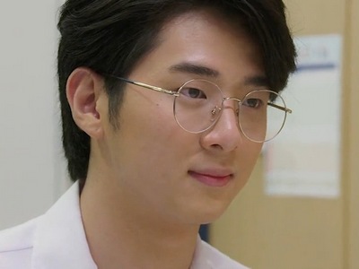 Boss is portrayed by the Thai actor Best Cholsawas Tiewwanichkul (ชลสวัสดิ์ เตียววณิชกุล).