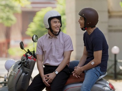 Mork befriends Tawan, the passenger who rides his motorcycle taxi.