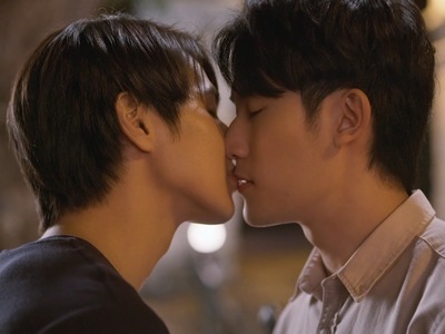 Mork and Tawan share a kiss.