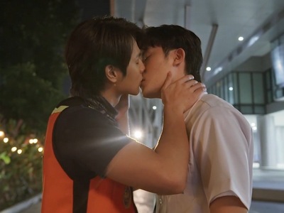 Mork and Tawan share a kiss in the middle of the night.